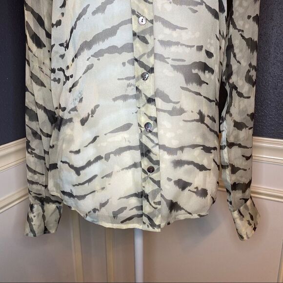 Equipment Femme Silk Button Down Blouse - Picture 3 of 9